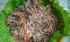 Salata s pilećom jetrom i slanim krastavcima