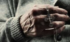 Je li moguće nositi križ pokojnog rođaka?