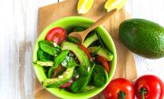 Салат з авокадо і огірком: варіанти