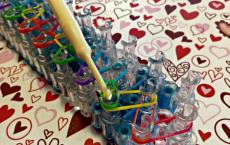 Πώς να πλέξετε μια καρδιά με φιόγκο στον κλασικό πάγκο εργασίας Rainbow Loom